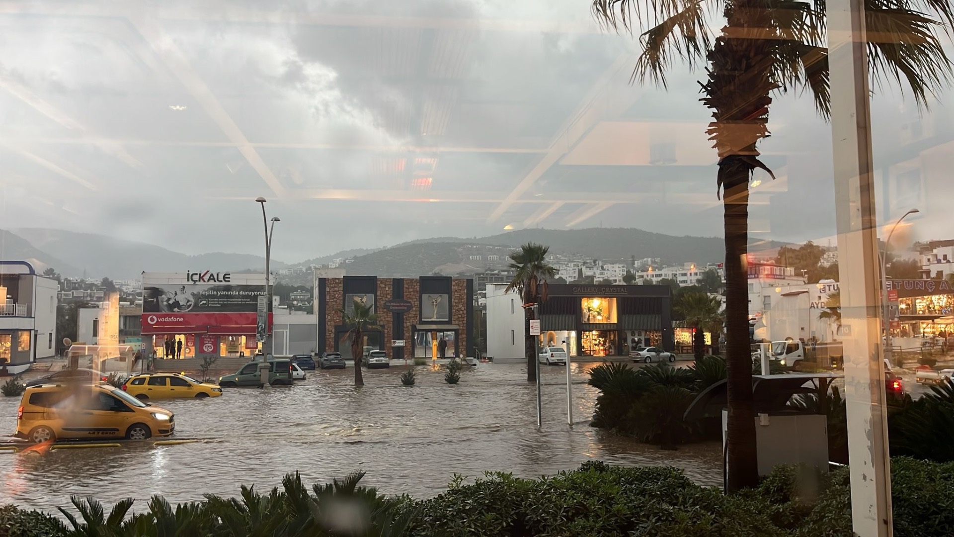 Bodrum’da Şiddetli Fırtına ve Sağanak Yağış Hayatı Olumsuz Etkiliyor