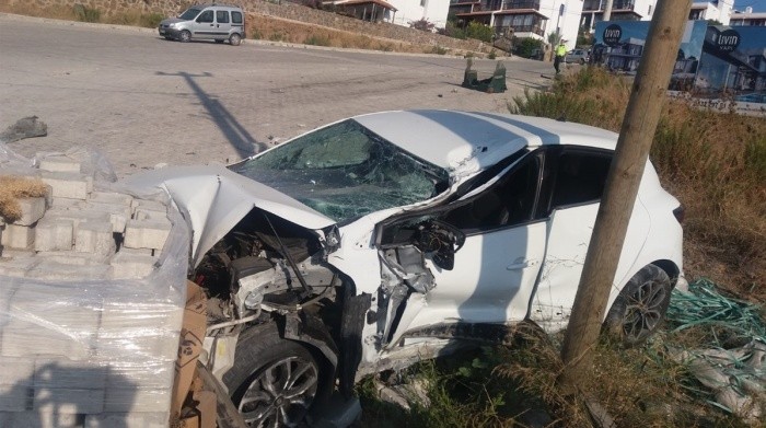 VİNÇ ŞARAMPOLE DEVRİLDİ: 2 YARALI!