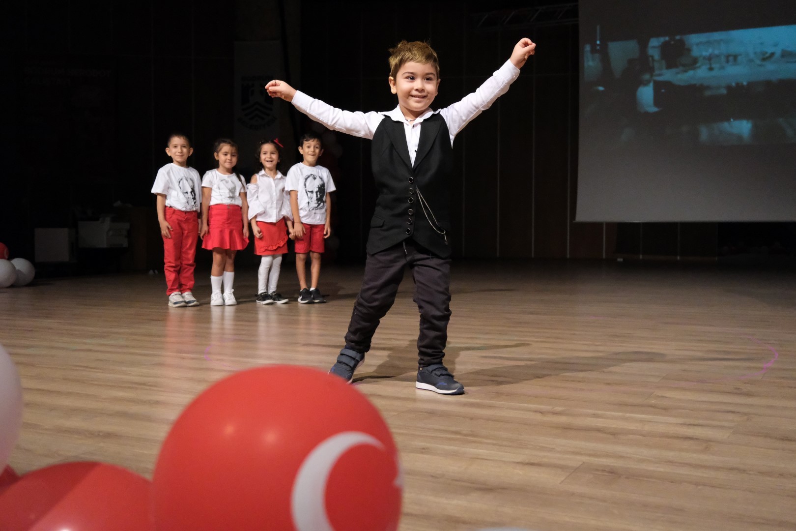 Minik öğrencilerin 29 Ekim gösterisi büyük ilgi gördü