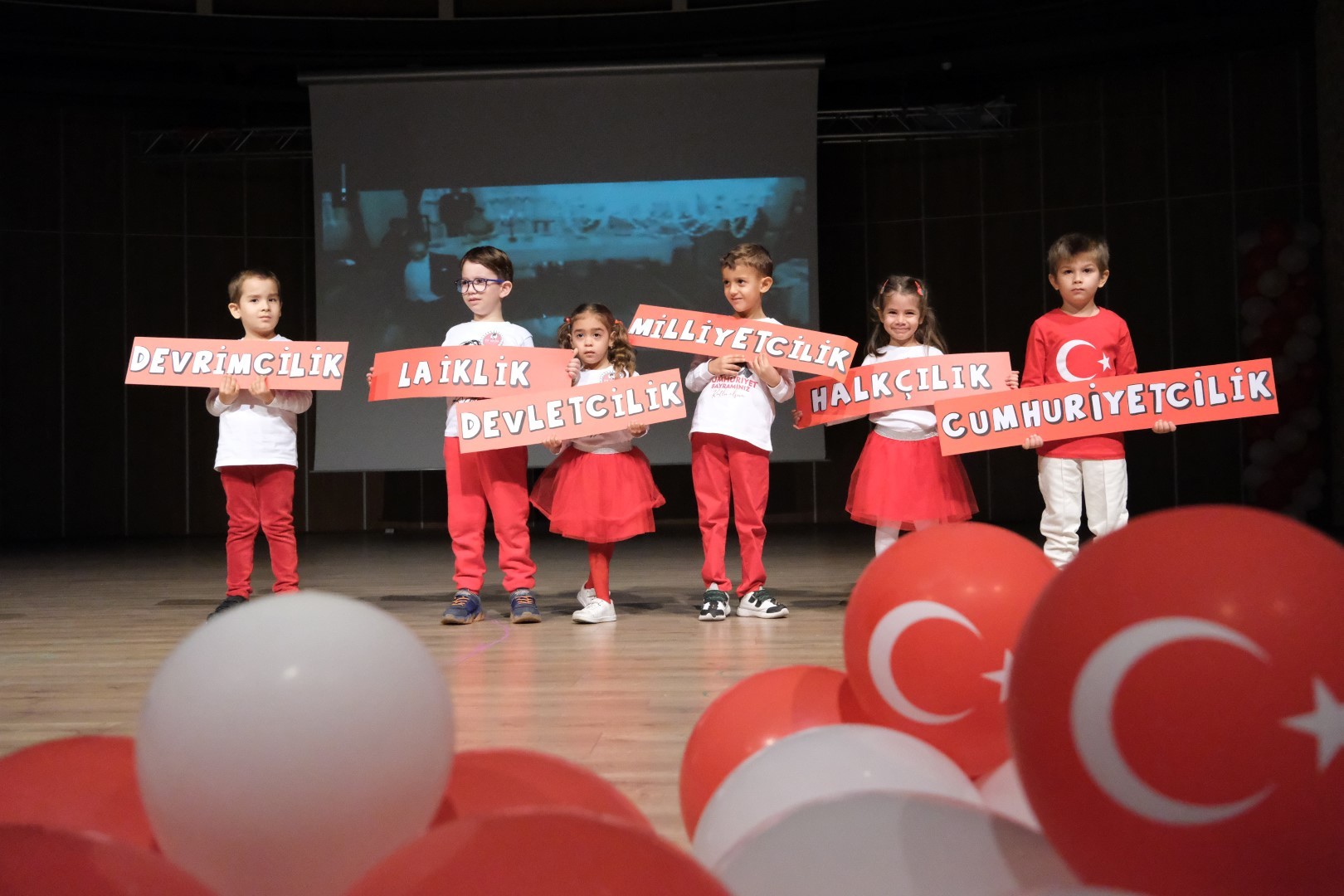 Minik öğrencilerin 29 Ekim gösterisi büyük ilgi gördü