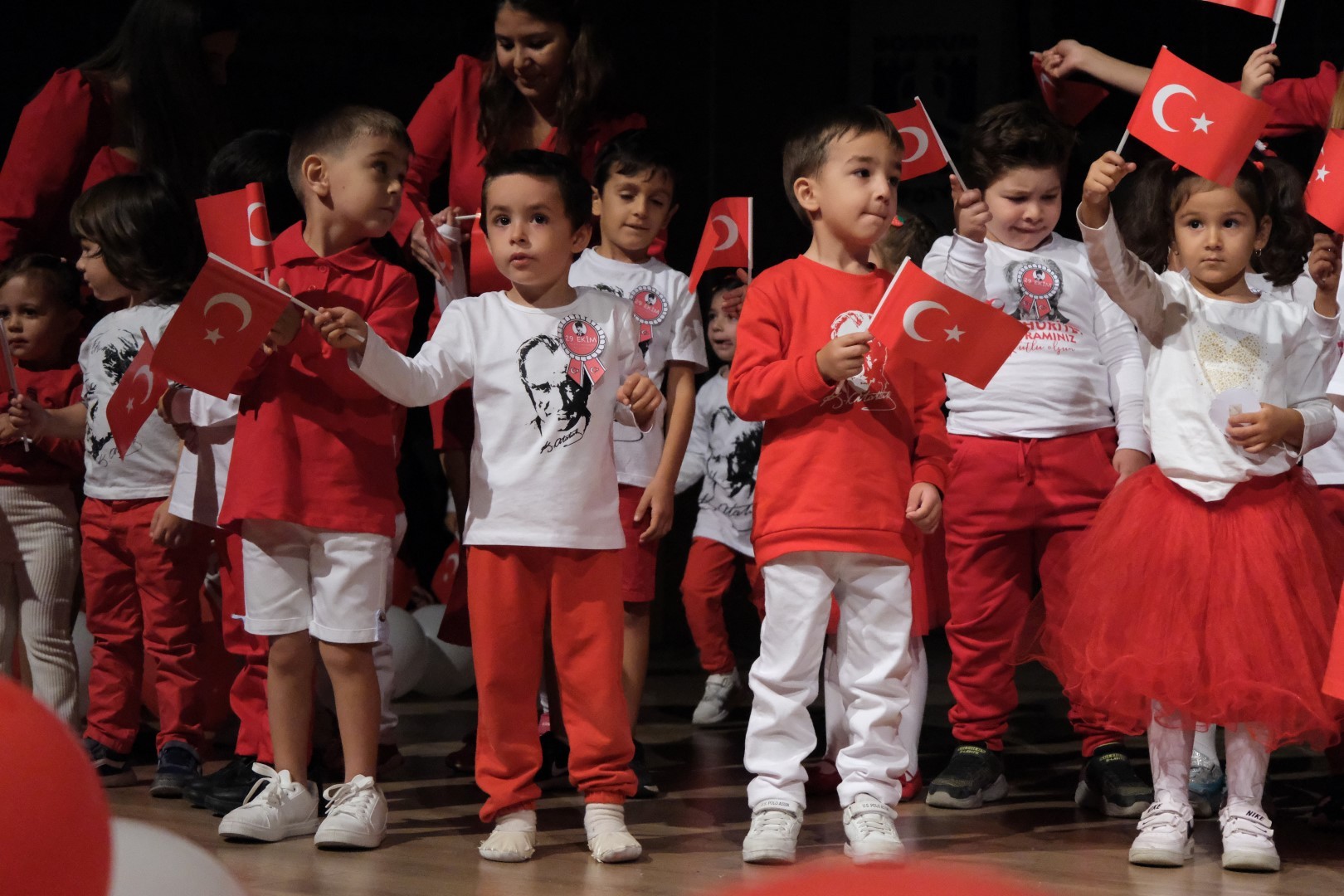 Minik öğrencilerin 29 Ekim gösterisi büyük ilgi gördü