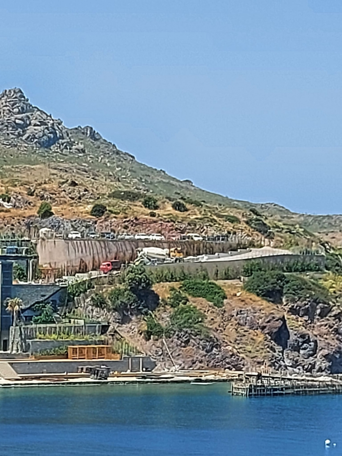 REZALETİN BÖYLESİ… BODRUM'DA DENİZE BETON DÖKÜP İSKELE YAPTILAR!