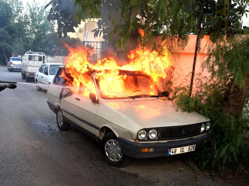 BODRUM’DA OTOMOBİL CAYIR CAYIR YANDI