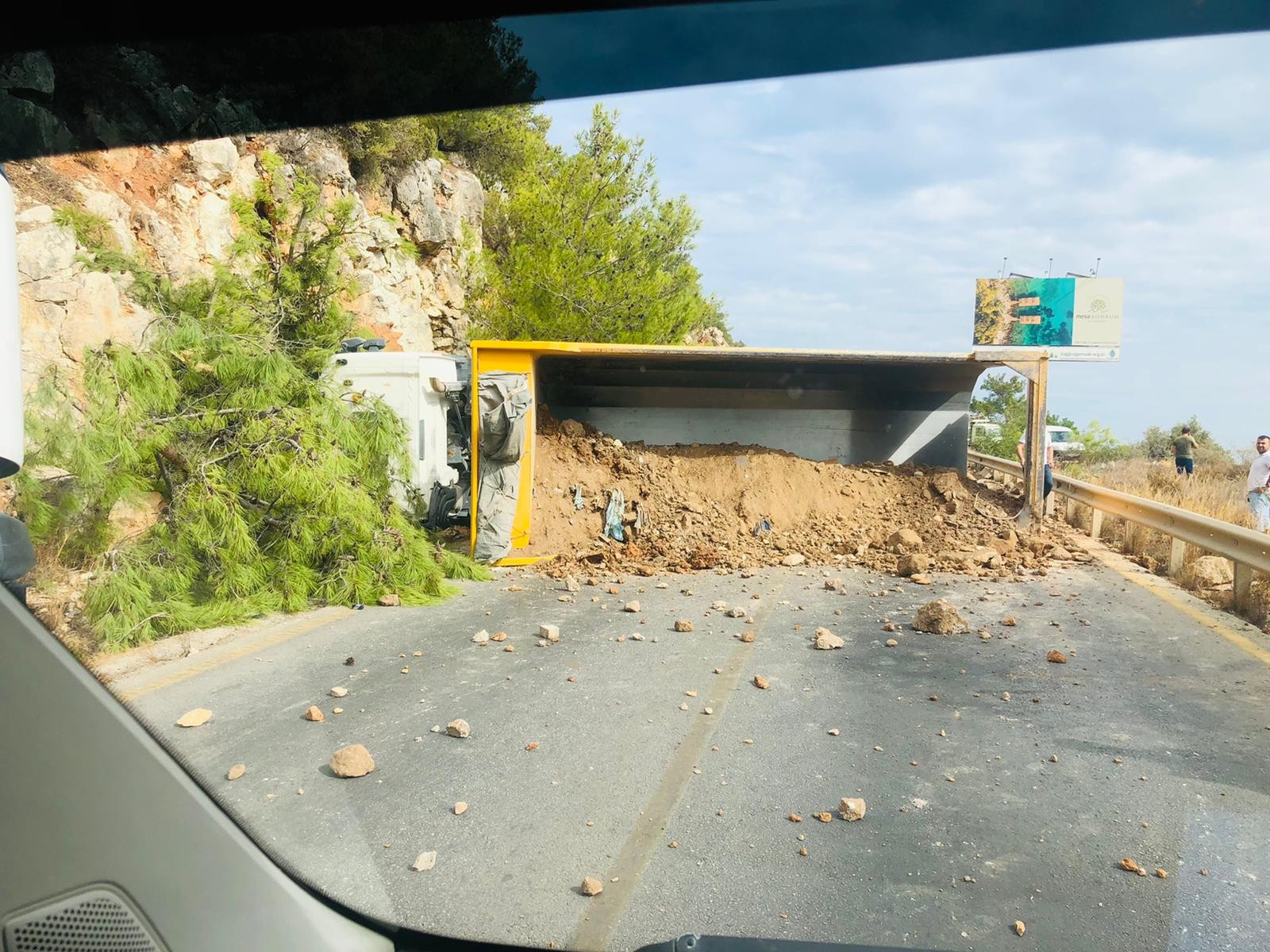 Hafriyat kamyonu devrildi, kilometrelerce araç kuyruğu oluştu