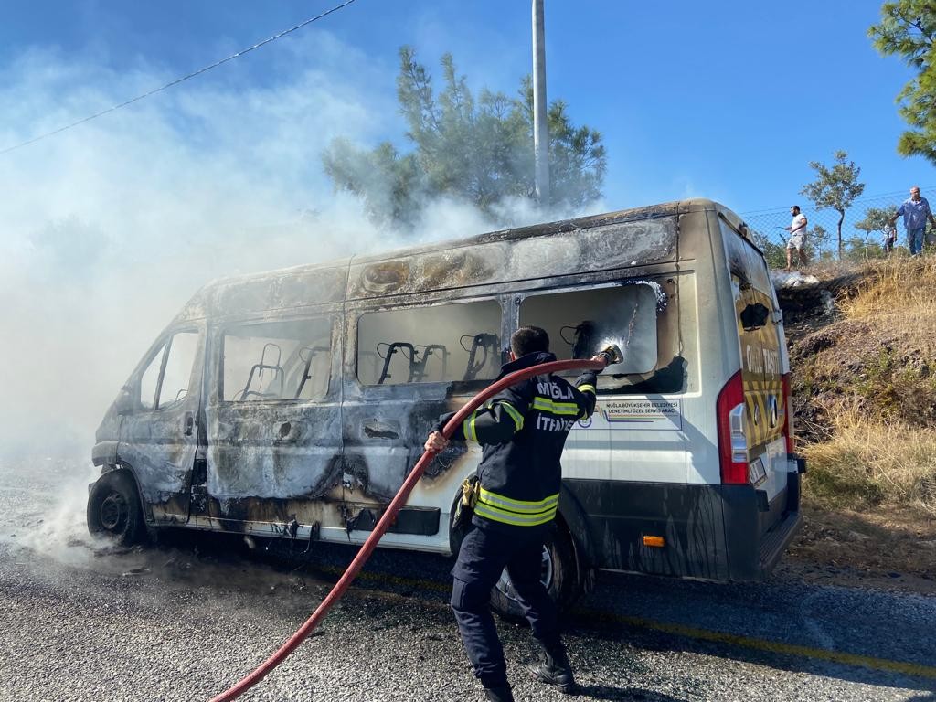 Öğrenci servisinde yangın çıktı