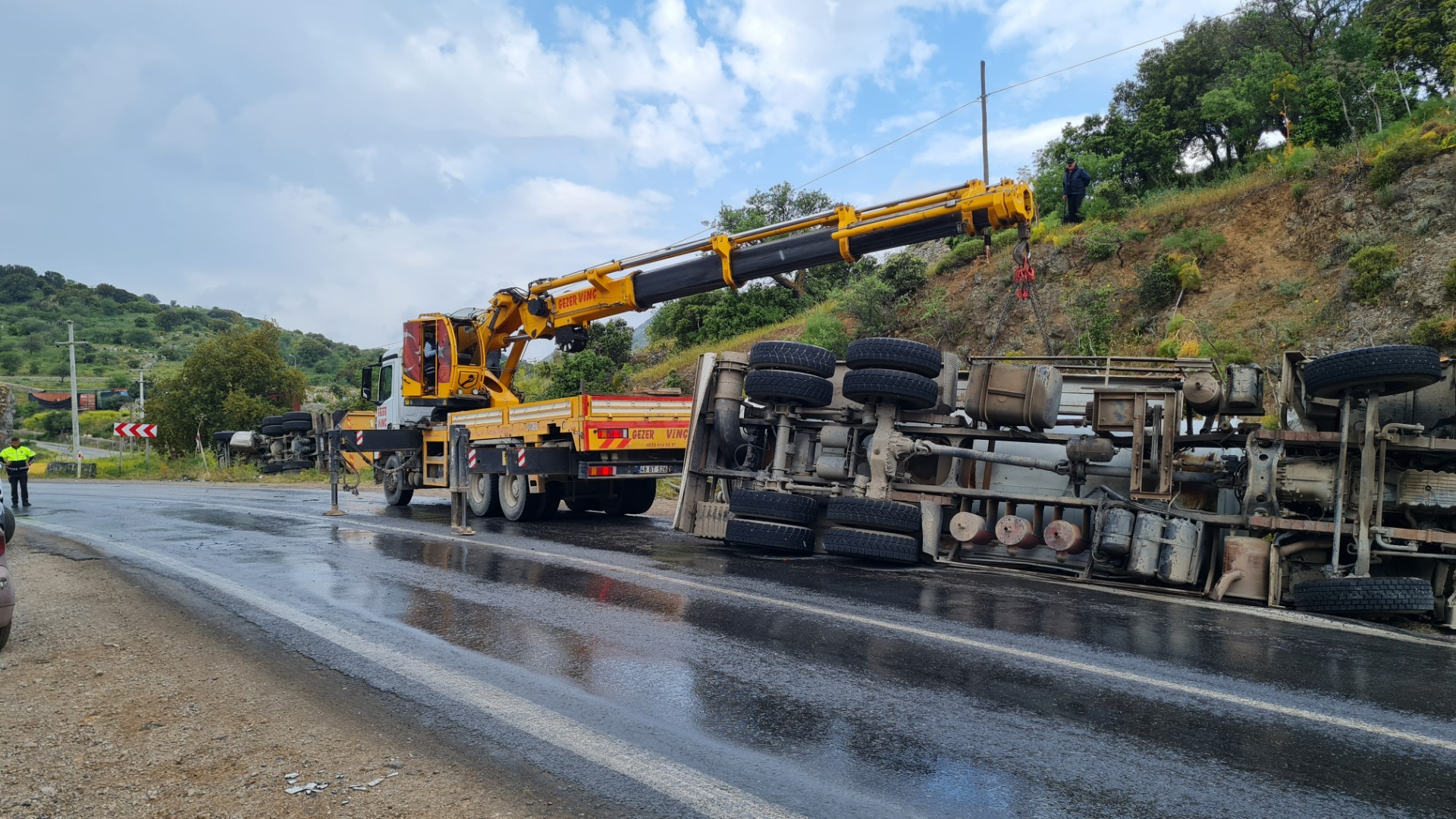 Kamyonla vidanjör çarpıştı: 3 yaralı