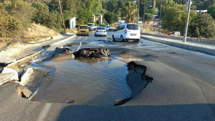 Bitez'de ana isale hattının patlamasıyla cadde ve sokaklar yine göle döndü!