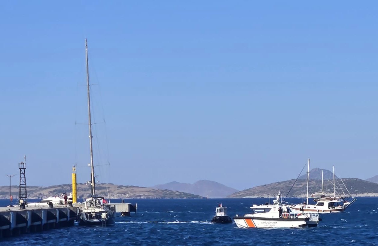Bodrum’da tonoz halatı kopan tekne Cruise Port İskelesine çarptı