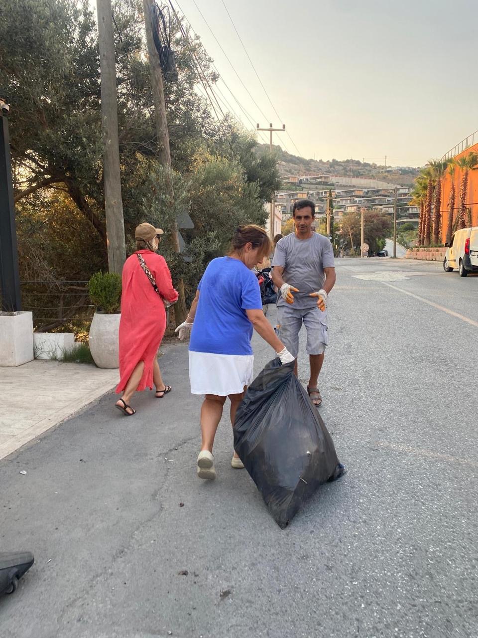 Yalıkavak'ta Denizden Çıktılar, Çevreyi Temizlediler