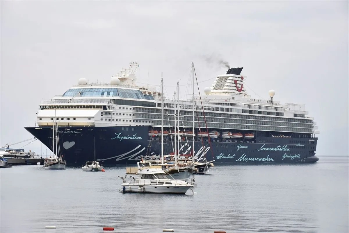 BODRUM'A GELEN MALTA BAYRAKLI KRUVAZİYERDEN İNEN TURİSTLER ÇARŞIYI HAREKETLENDİRDİ 