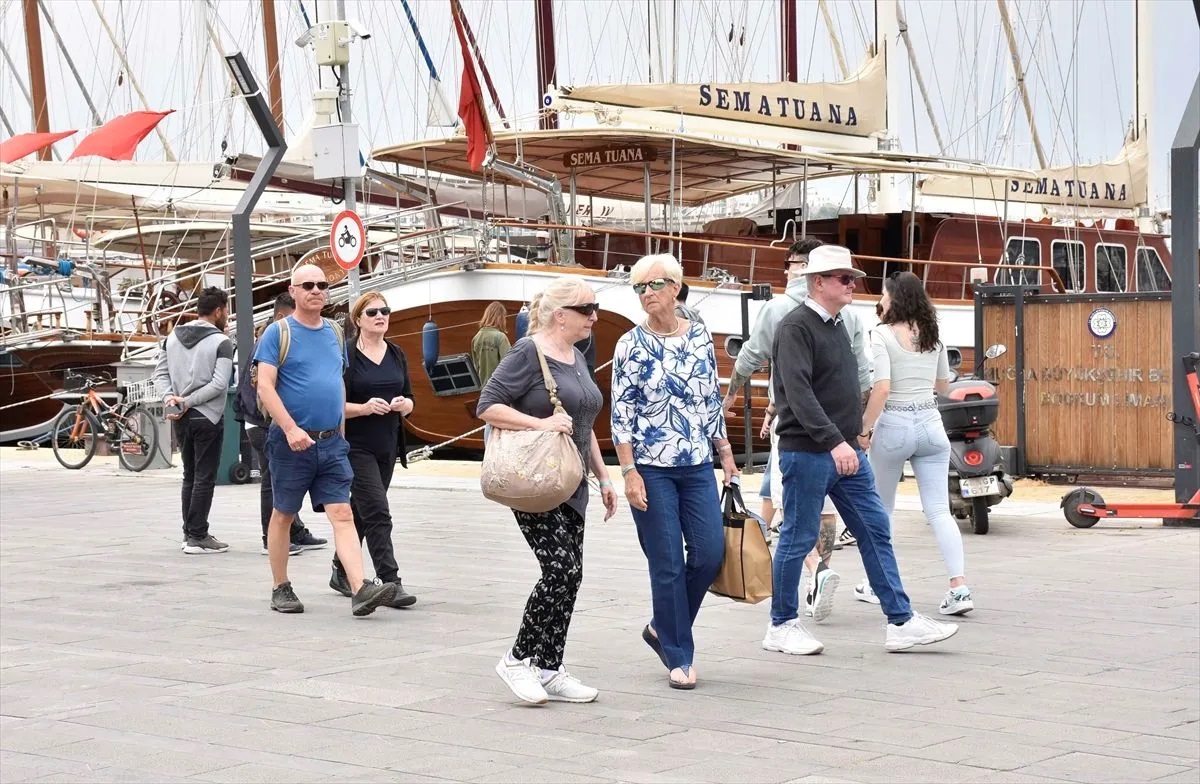 BODRUM'A GELEN MALTA BAYRAKLI KRUVAZİYERDEN İNEN TURİSTLER ÇARŞIYI HAREKETLENDİRDİ 