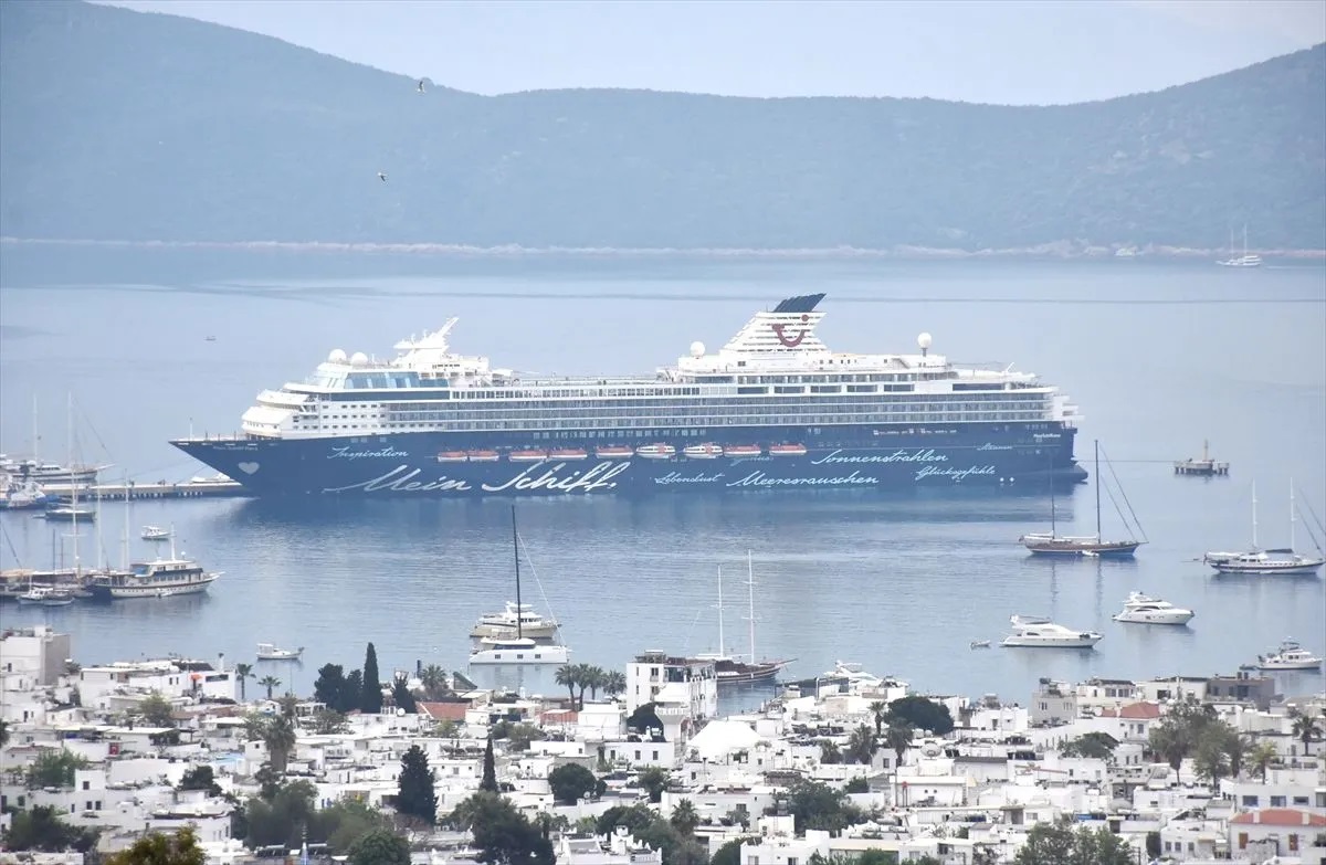 BODRUM'A GELEN MALTA BAYRAKLI KRUVAZİYERDEN İNEN TURİSTLER ÇARŞIYI HAREKETLENDİRDİ 