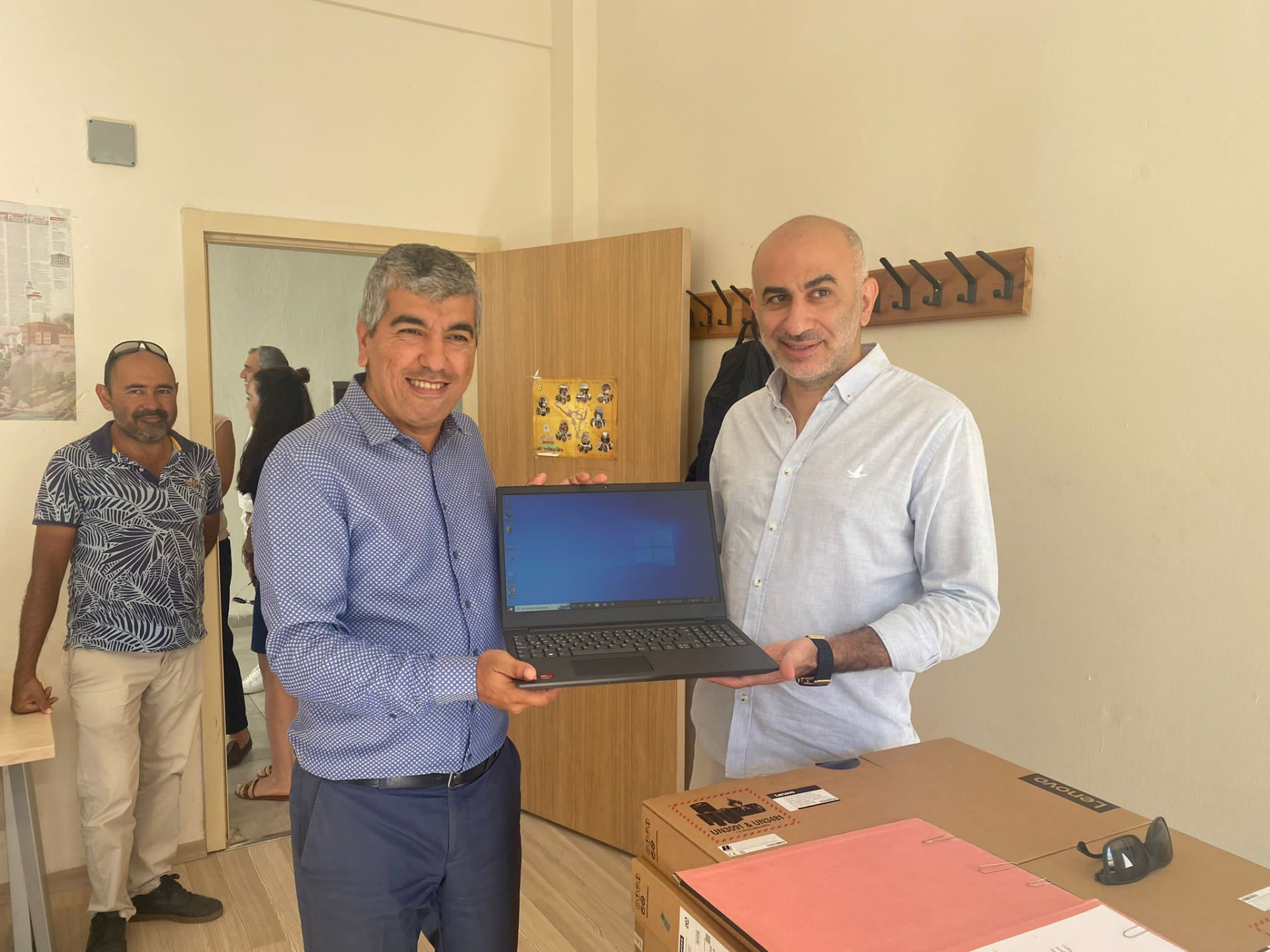 TÜRSAB Bodrum BTK'dan eğitim desteği: 18 adet dizüstü bilgisayar okula teslim edildi 