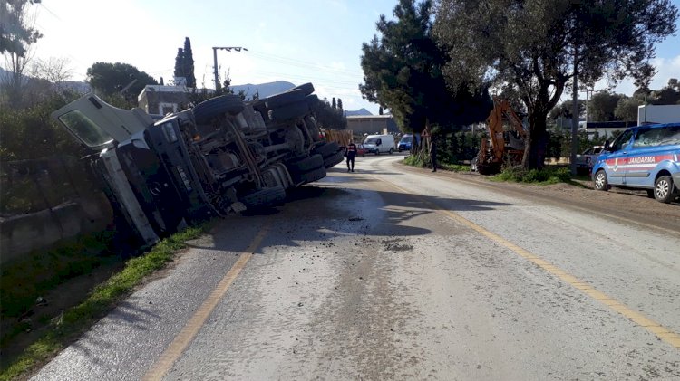 VİRAJA HIZLI GİREN KAMYON DEVRİLDİ: 1 YARALI