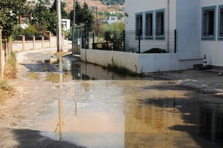 SOKAKTA AKAN SUYA VATANDAŞ TEPKİLİ