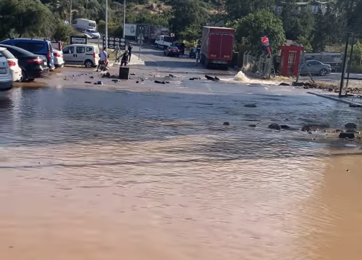 YİNE AYNI REZALET! VATANDAŞ ATEŞ PÜSKÜRDÜ! MUSKİ BİTEZ AKTUR HATTI YİNE PATLADI! 