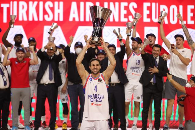 ANADOLU EFES ŞAMPİYONLUK KUPASINI ALDI!