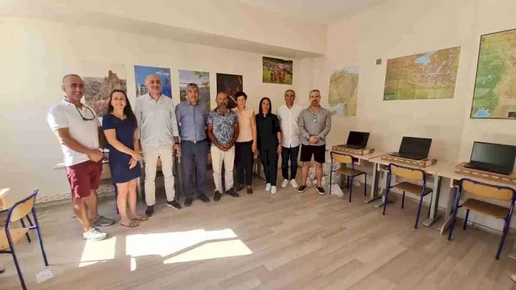 TÜRSAB Bodrum BTK'dan eğitim desteği: 18 adet dizüstü bilgisayar okula teslim edildi 