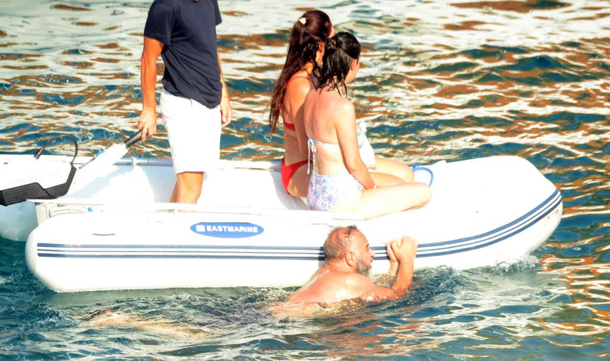 Bill Gates’in yatı Bodrum’a geldi, meraklılar görmek için koya akın etti