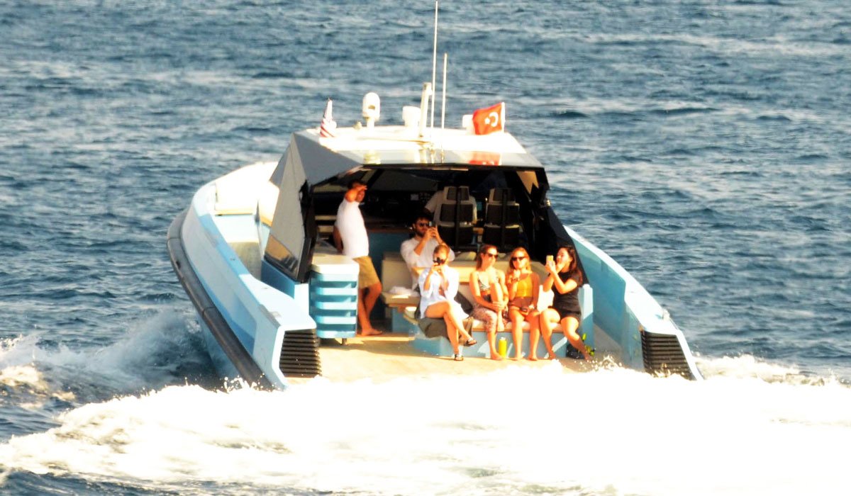 Bill Gates’in yatı Bodrum’a geldi, meraklılar görmek için koya akın etti