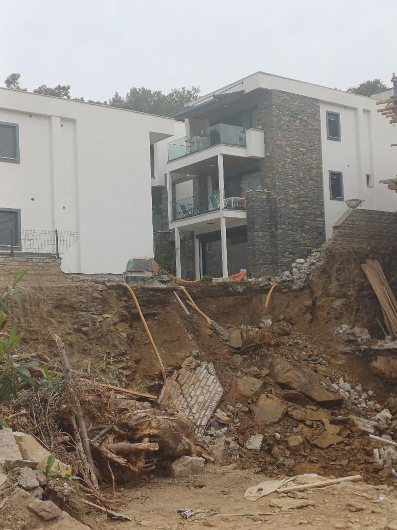 Çırkan’da Korkutan İddia: Şantiye Nedeniyle Site Zemini Çöktü, Binalar Tehlikede