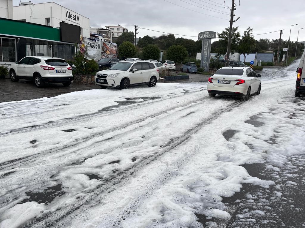 Kar değil köpük! Bodrum’da yol aniden köpürdü