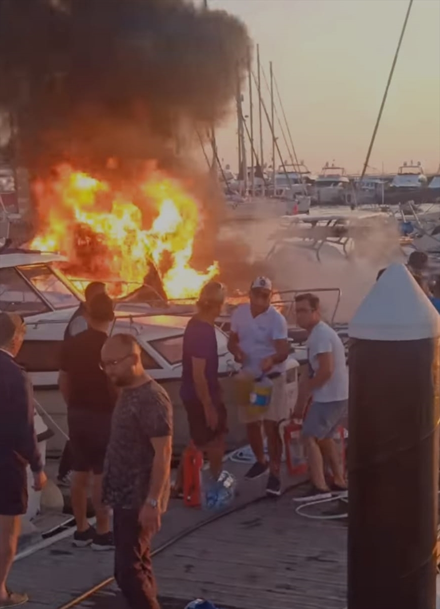 ALEVLER BİR ANDA BÜYÜDÜ.... BODRUM TURGUTREİS’TEKİ MARİNADA TEKNE YANDI