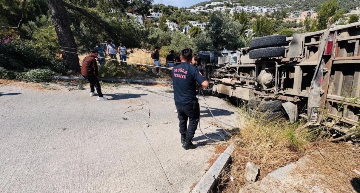 Bodrum’da İş Makinesi Taşıyan Kamyon Devrildi: 3 Yaralı