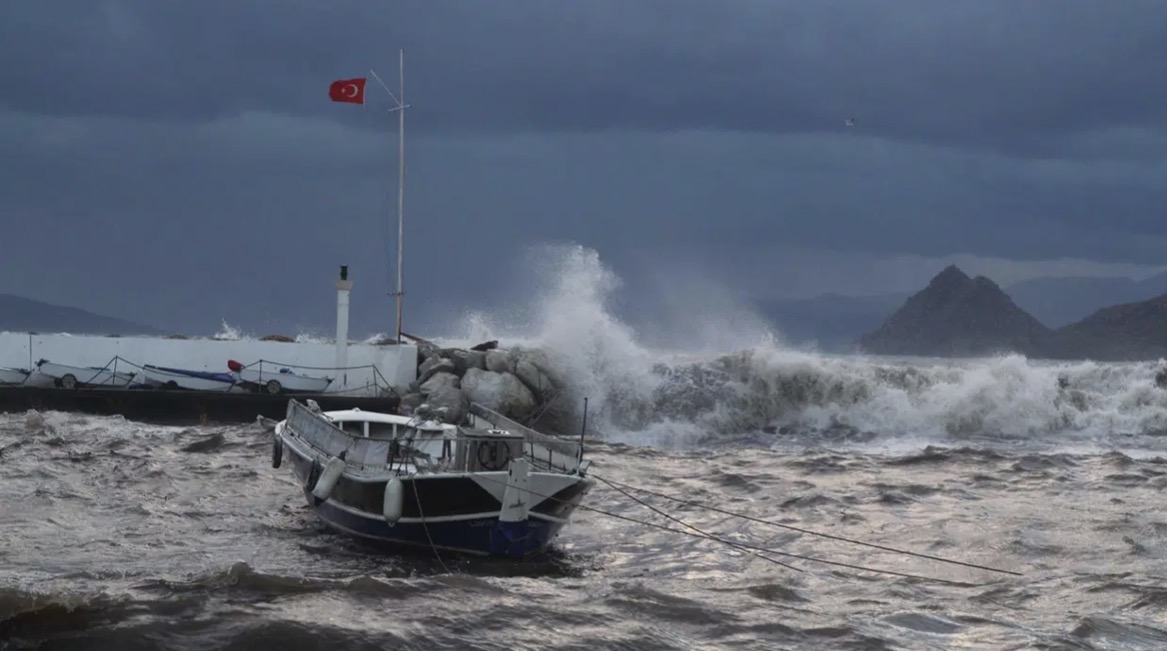 Bodrum'da feribot seferlerine fırtına engeli