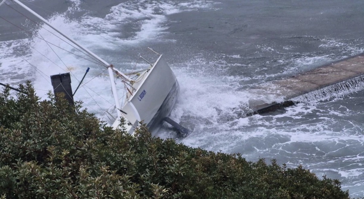 Bodrum'da tekneler suya gömüldü, yelkenli karaya oturdu