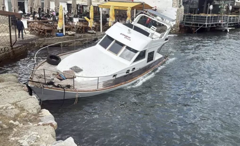 Bodrum’da Şiddetli Rüzgar Tekneyi Karaya Sürükledi