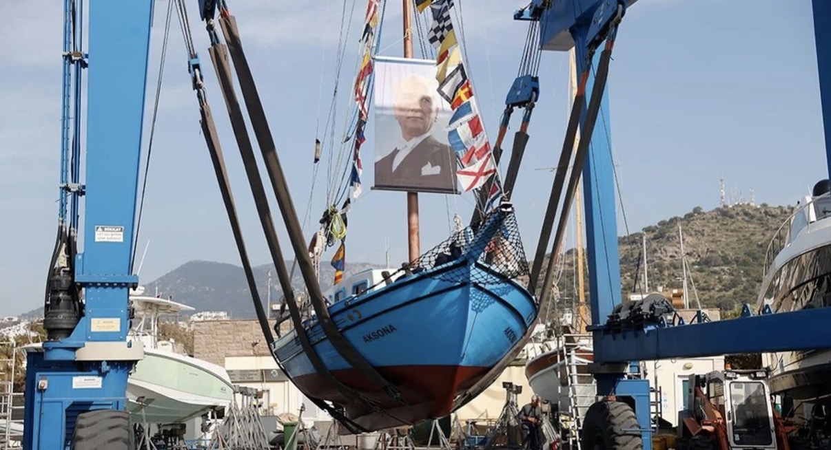 Bodrum'un son sünger avcısı 'Aksona Mehmet' 64 yıllık teknesini denize indirdi