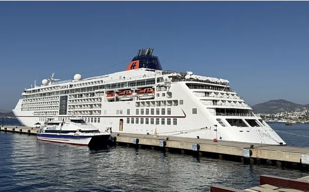 Bodrum'a 'Europa 2' kruvaziyeriyle 480 turist geldi