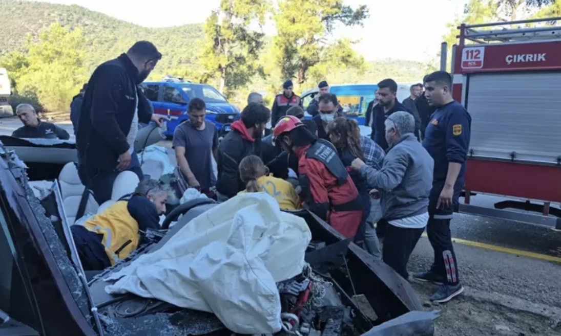 TIR ile çarpışan otomobil, demir yığınına döndü; 2 yaralı