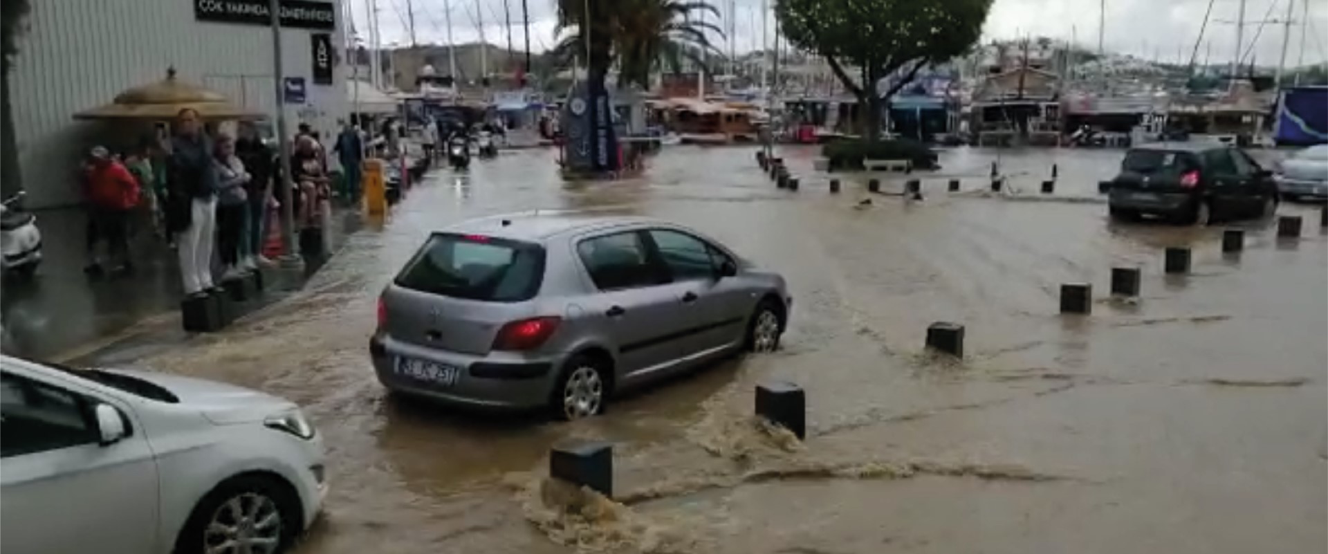 BODRUM'DA YAĞMUR HAYATI OLUMSUZ ETKİLİYOR...